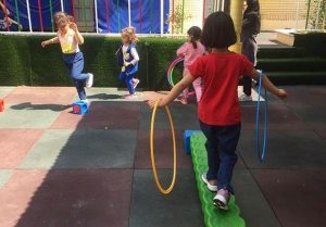 بازی تعادل - بازی کودکان زیر شش سال - انواع بازی کودکان