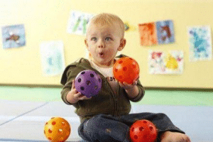 بازی قل دادن توپ - بازی کودکان زیر شش سال - انواع بازی کودکان